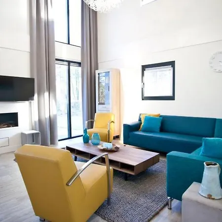 Sleeps 8 Pool Wifi בית נופש